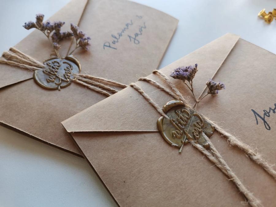 Sobres kraft con flor seca y lacre