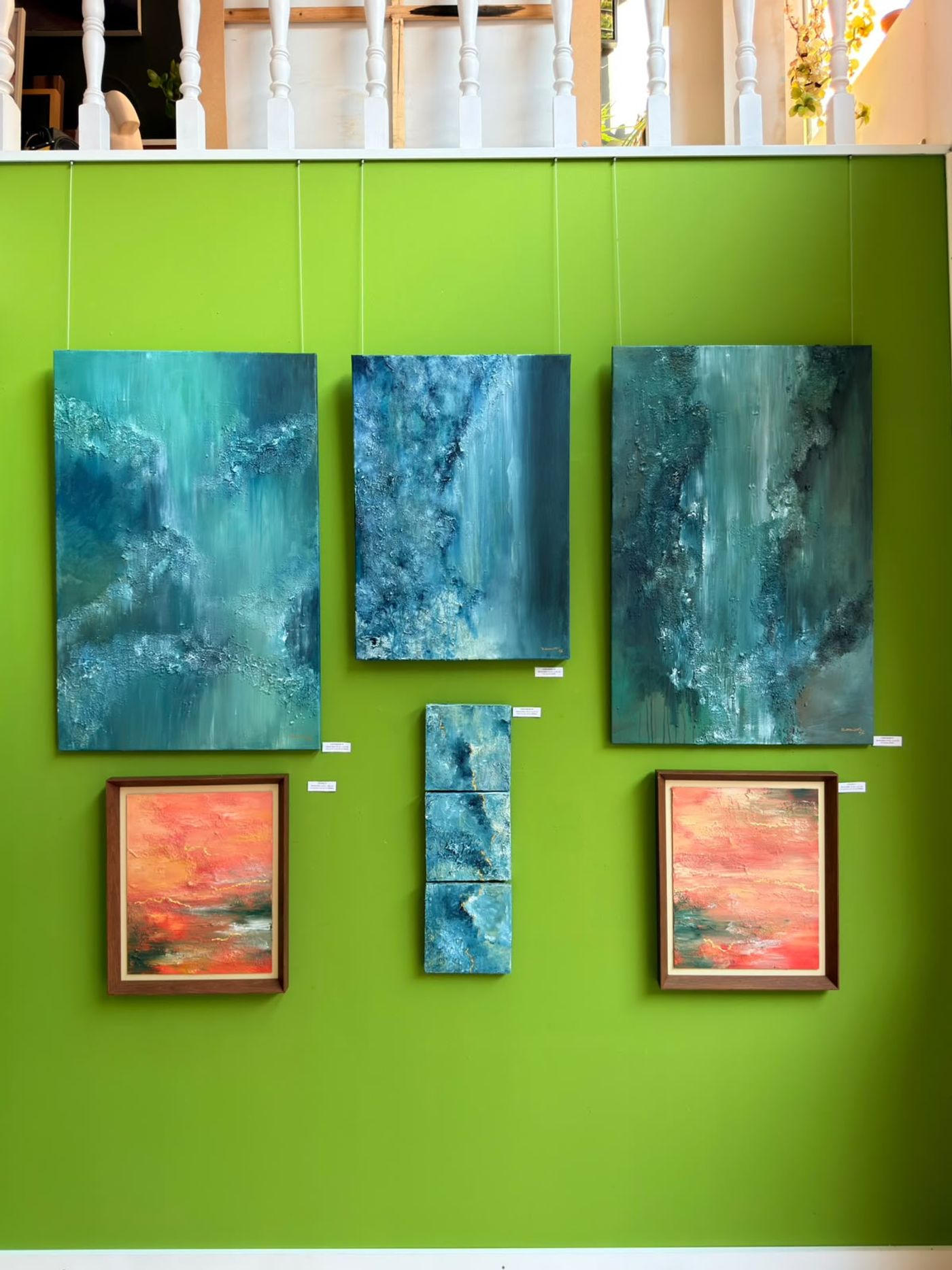 una de las paredes de la exposición con diferentes obras colgadas