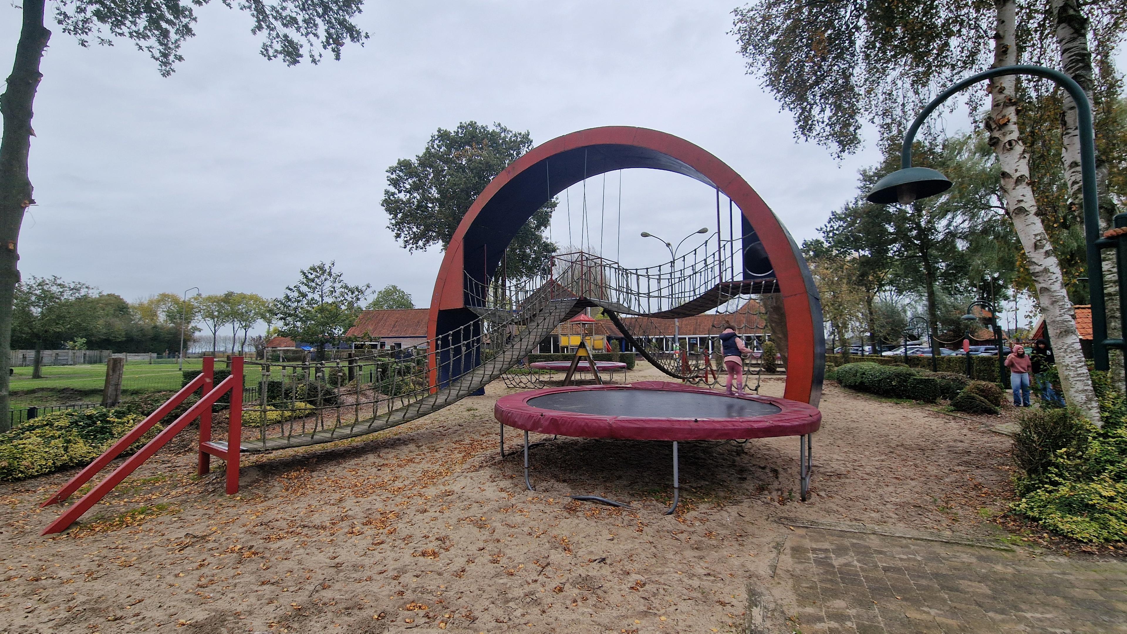 Buitenspeeltuin met trampoline