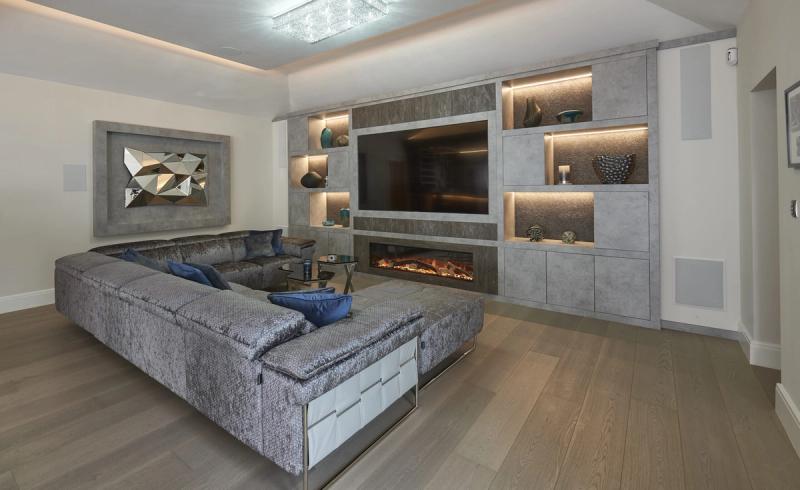 Home bar with illuminated ceiling feature