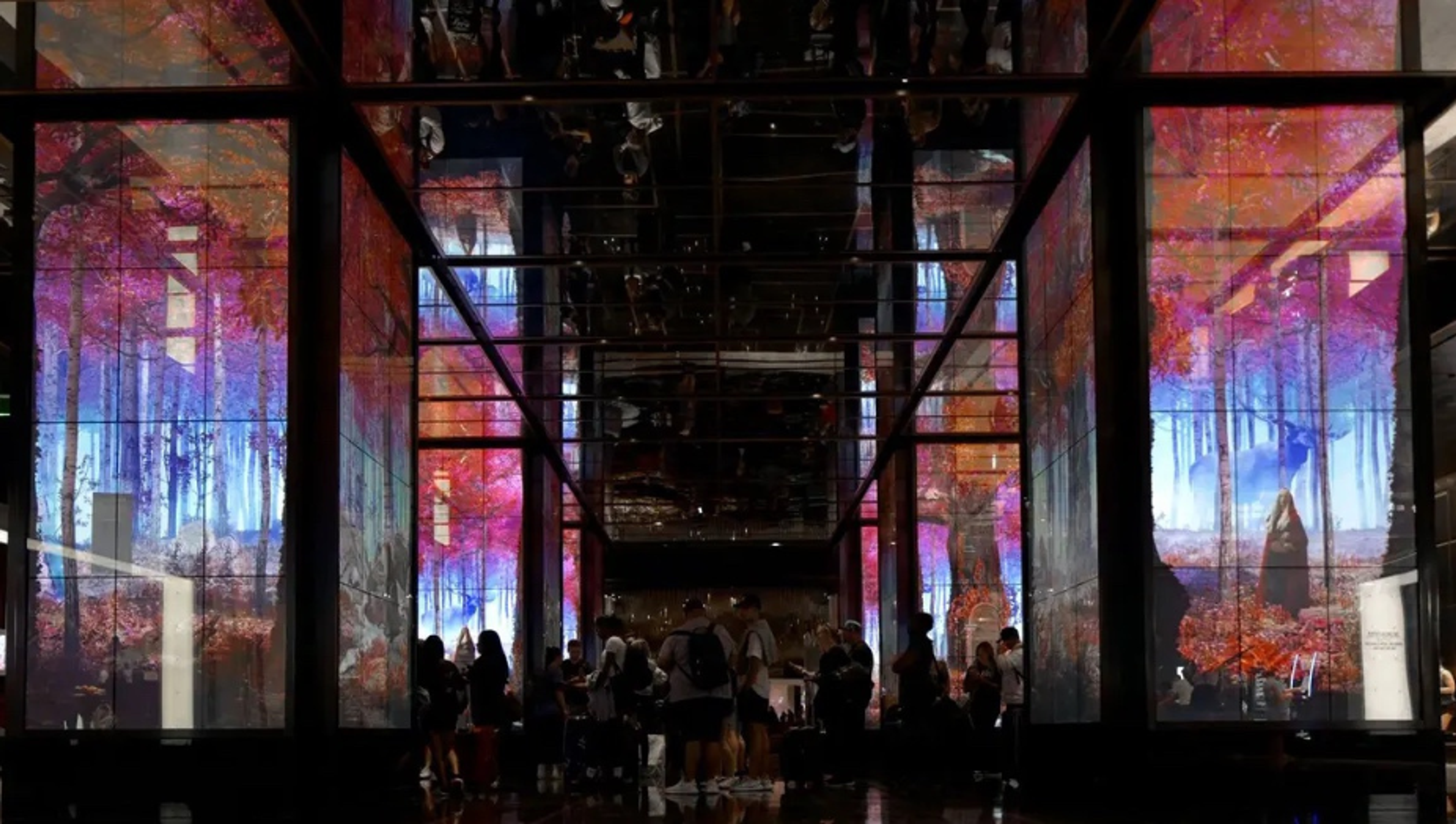 Le conte du petit chaperon rouge visualisé dans la nouvelle création du hall d'entrée de LV Cosmo 