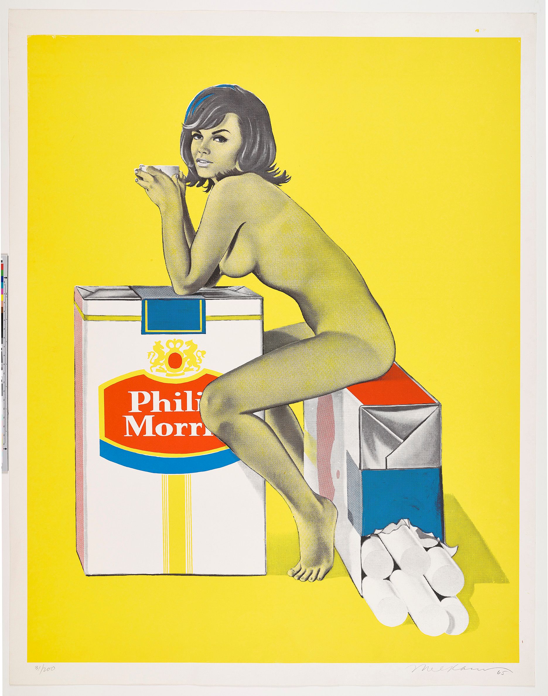 Pop-Art. Auf einer großen Zigarettenschachtel sitzende Frau. Sie ist nackt und hält eine Tasse.