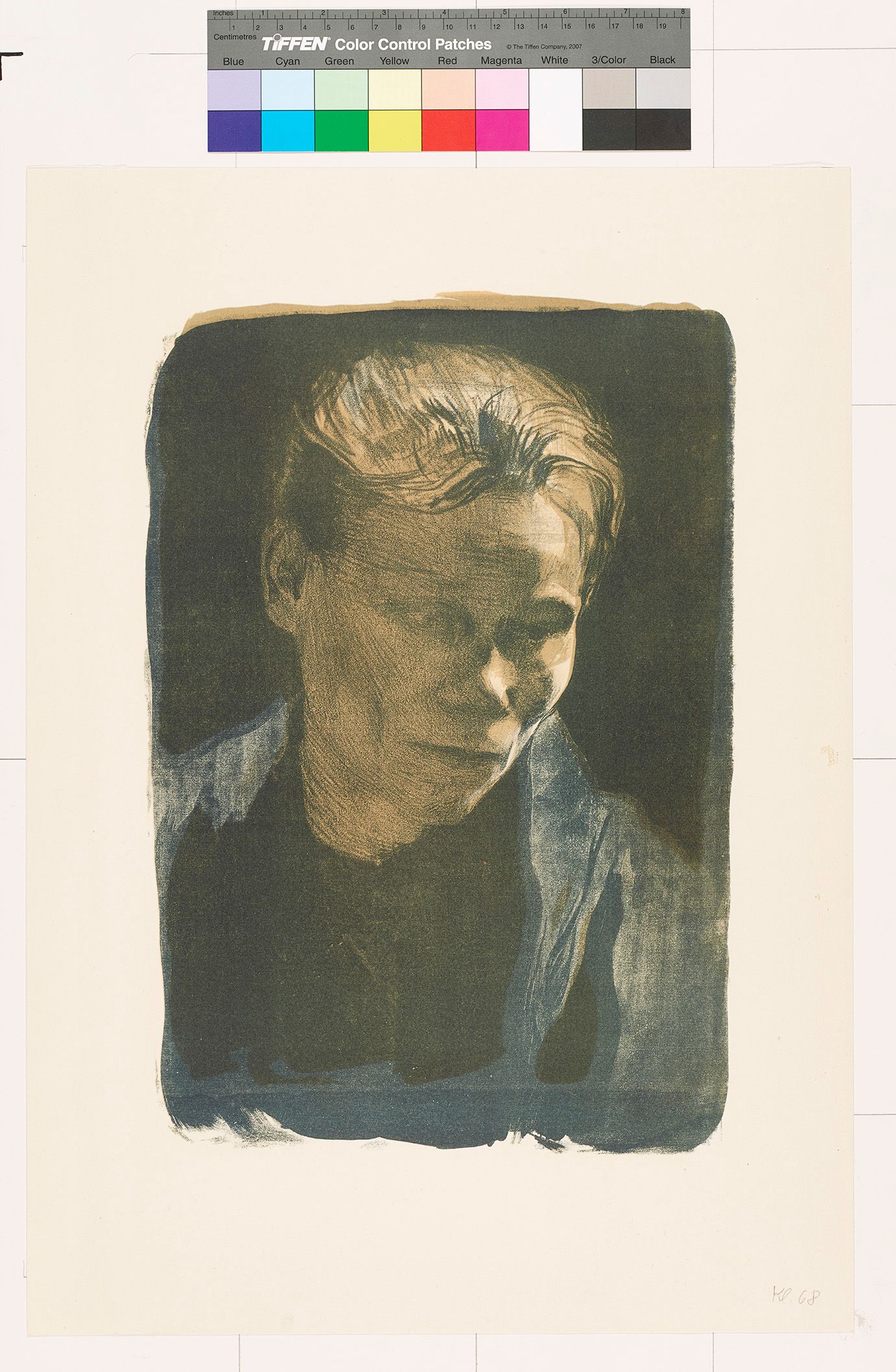 Portrait einer Frau im Dreiviertelprofil. Das Licht kommt aus einer rechts über Quelle über ihr, so dass ihre blonden Haare beleuchtet sind, während das Gesicht etwas im Schatten liegt. Sie trägt ein blaues Tuch locker um die Schultern..