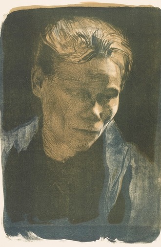 Portrait einer Frau im Dreiviertelprofil. Das Licht kommt aus einer rechts über Quelle über ihr, so dass ihre blonden Haare beleuchtet sind, während das Gesicht etwas im Schatten liegt. Sie trägt ein blaues Tuch locker um die Schultern..