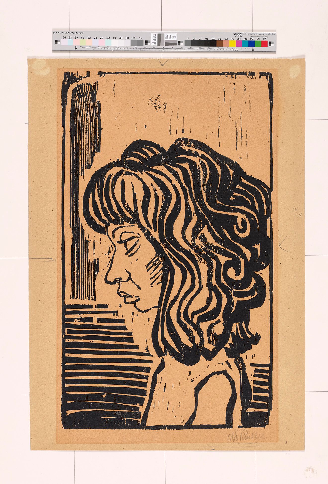 Portrait einer Frau mit vollem Haaren, die im Profil nach links blickt.