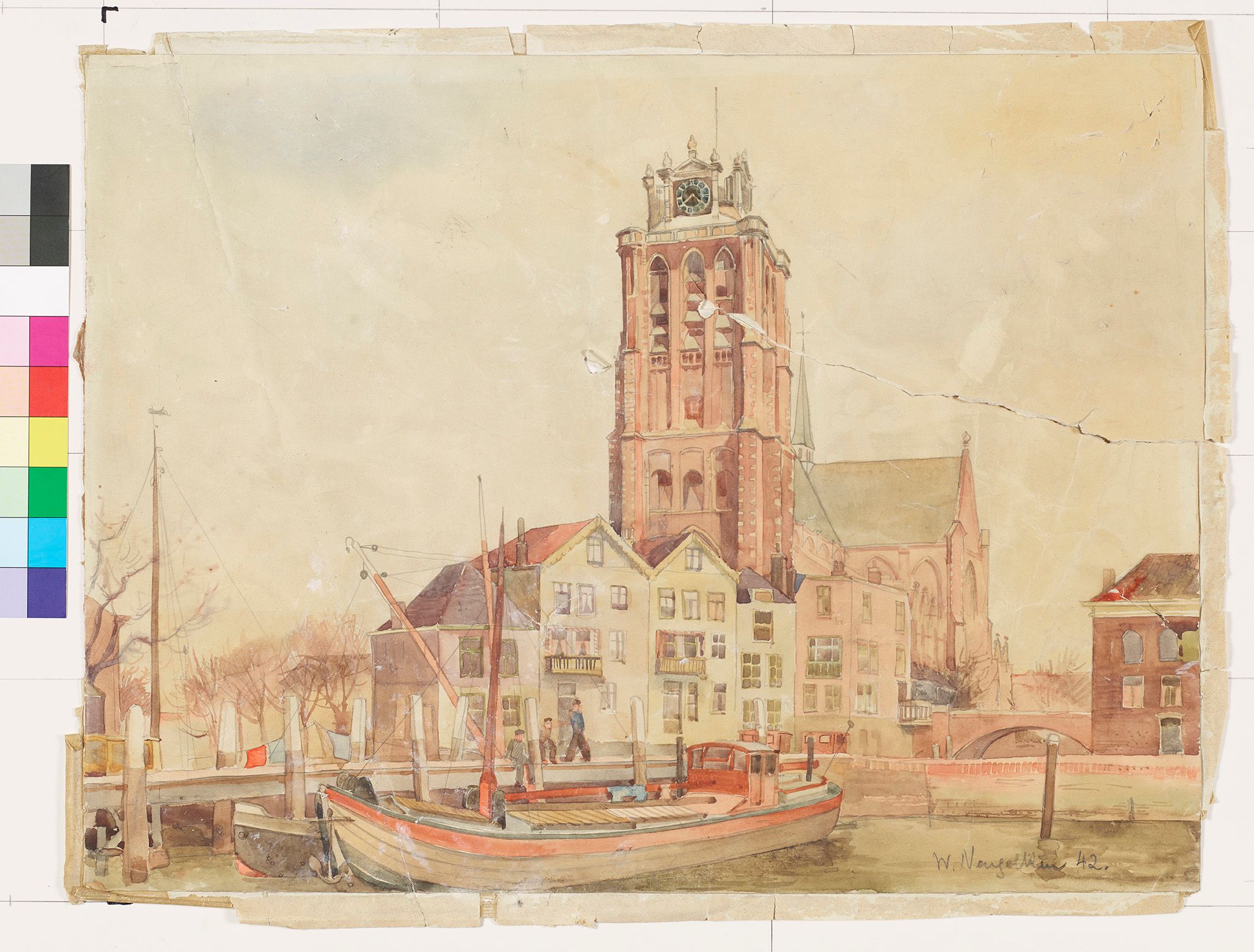 Blick auf die Grote Kerk in der niederländischen Stadt Dordrecht. In der Gracht im Vordergrund liegt ein Frachtkahn vor Anker.