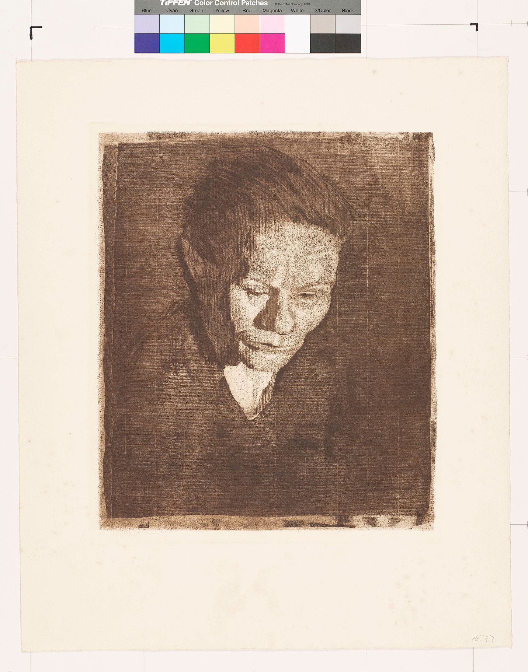 Portrait einer Frau die mit gesenktem Kopf nach unten blickt.