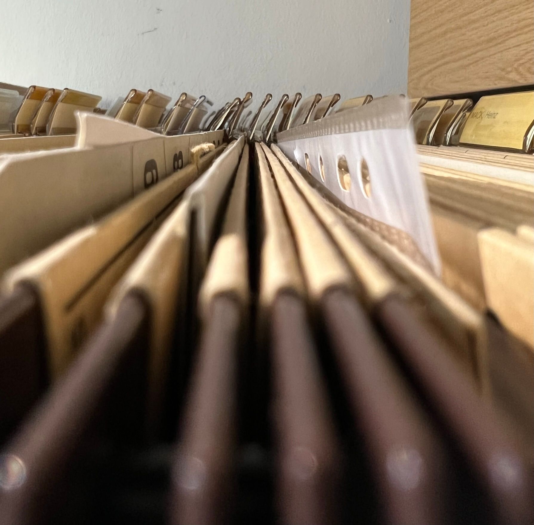 Bild von einem aufgezogenen Aktenschrank