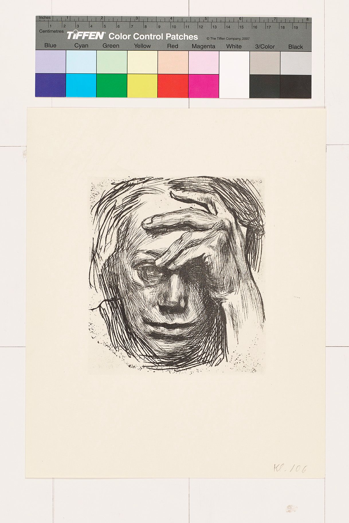 Käthe Kollwitz portraitiert sich selbst. Nach vorne blickend hält sie die gespreizten Finger ihrer linken Hand an die Stirn.