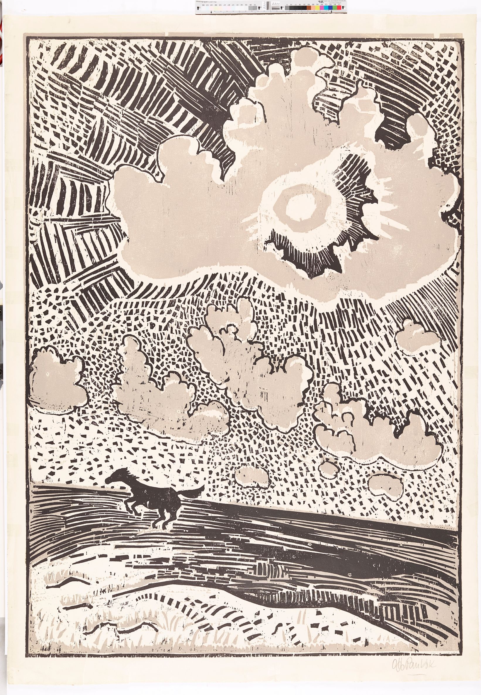 Durch einen wolkenverhangenen Himmel bricht das Licht de Sonne in kräftigen Strahlen. Auf der Ebene gallopiert ein schwarzes Pferd nach links.