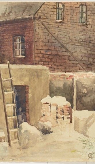 Die Gegenstände in einem etwas unordentlichen Hof sind von Schnee überdeckt. Link lehnt eine Leiter neben dem türlosen Eingang eines flachen Baus. Hinter einer grauen Mauer ragt im Hintergrund ein Backsteinhaus mit drei sichtbaren Sprossenfenstern hervor.