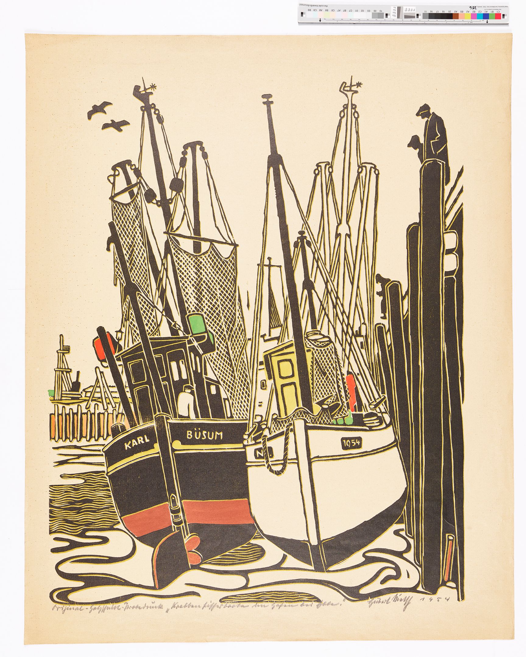 Fischerboote in einem Hafen. Die Fischerboote stehen direkt nebeneinander. Im Hintergrund erkennt man eine Hafenstadt. 