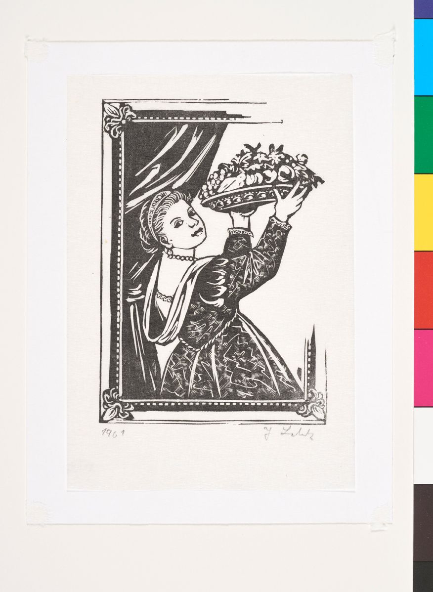 Eine Frau in edler Gewandung hält eine verzierte Schale mit Früchten in die Höhe und blickt auf die Betracher.