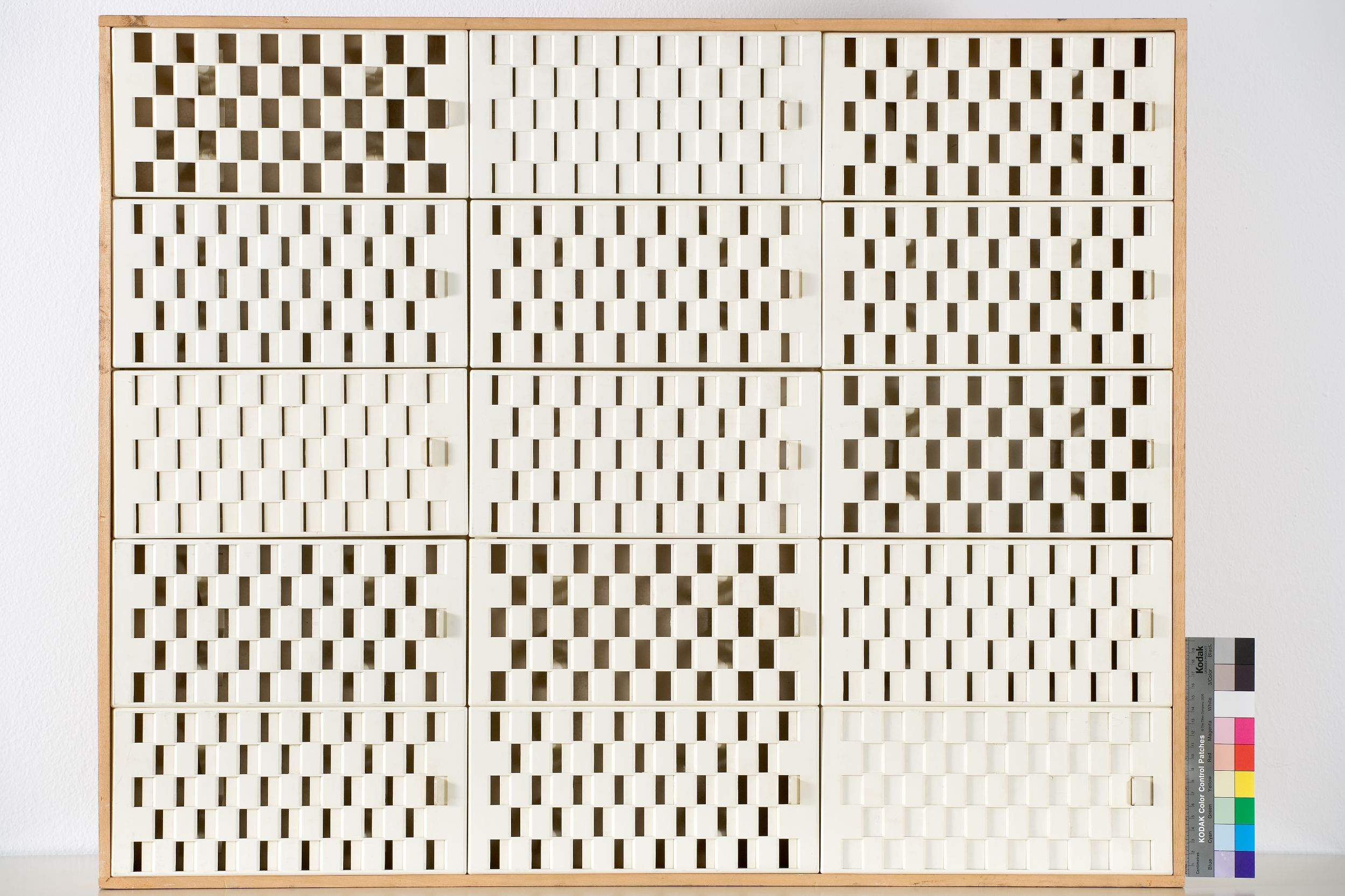 Holzkasten mit weißen Lüftungsklappen aus Kunststoff