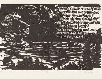 Auf einem Felsgrad hoch über einer Landschaft sitzen zwei Adler und blicken auf einen dritten der grade auf sie zugeflogen kommt. Auf der rechten Bildseite steht der Text: Schwingt sich de Falke auf nach deiner Einsicht und breitet nach Süden hin die Flügel? Hebt sich auf dein Geheiß der Adler aufwärts, bereitet auf den Höhen seinen Horst? Den Fels bewegt er und weilt dort zur Nacht auf Felsenzacken und auf Bergeswarten.