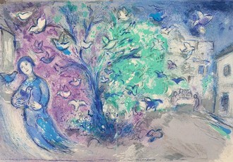 Abstraktes Bildmotiv. In der Mitte ist ein großer blauer Baum mit vielen Tauben. Links neben dem Baum steht eine Frau mit einer Taube in der Hand. Links vom Baum ist der Hintergrund violett und rechts vom Baum ist es türkis.