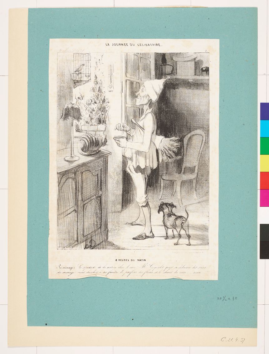 Zeichnung. Ein stehender Mann in Pyjama mit Katze, Hund und einem Vogel. Unter dem Arm trägt er ein Staubwedel.