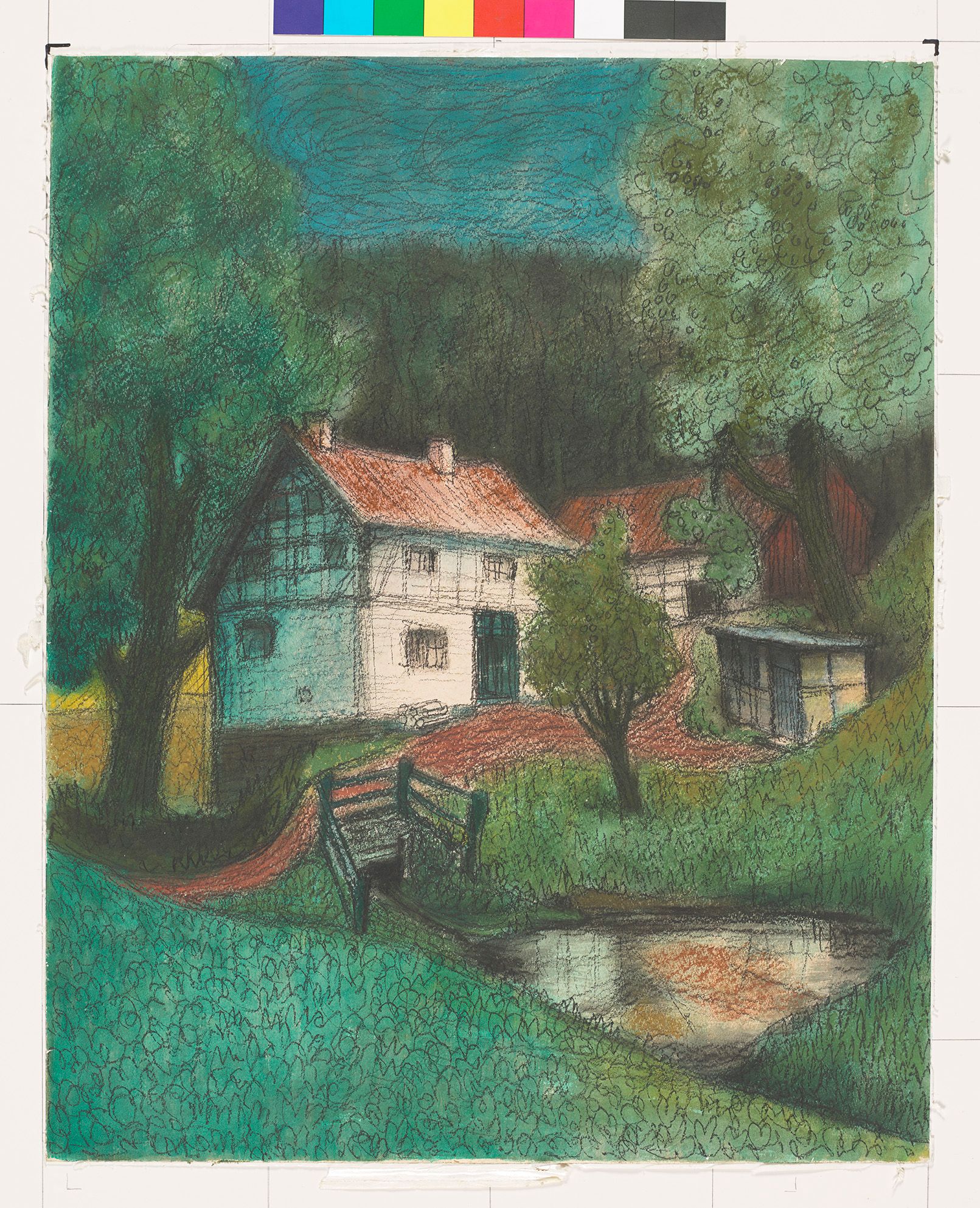 Eine grüne Landschaft, im Vordergrund die grüne Wiese und Bäume und im Hintergrund ein Wald, in dessen Mitte ein Fachwerkhaus und dahinter eine Fachwerkscheune steht. Das Haus und die Scheune werden eingerahmt durch zwei große Bäume. Gegenüber vom Haus steht ein kleiner Schuppen. Vor dem Haus befindet sich zwischen den unebenen Wiesen ein kleiner Teich oder Tümpel, über den eine kleine Brücke als Zufahrt zu dem Haus dient.