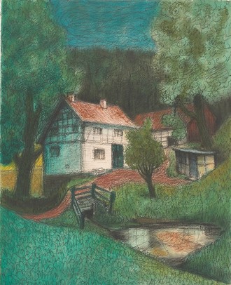 Eine grüne Landschaft, im Vordergrund die grüne Wiese und Bäume und im Hintergrund ein Wald, in dessen Mitte ein Fachwerkhaus und dahinter eine Fachwerkscheune steht. Das Haus und die Scheune werden eingerahmt durch zwei große Bäume. Gegenüber vom Haus steht ein kleiner Schuppen. Vor dem Haus befindet sich zwischen den unebenen Wiesen ein kleiner Teich oder Tümpel, über den eine kleine Brücke als Zufahrt zu dem Haus dient.