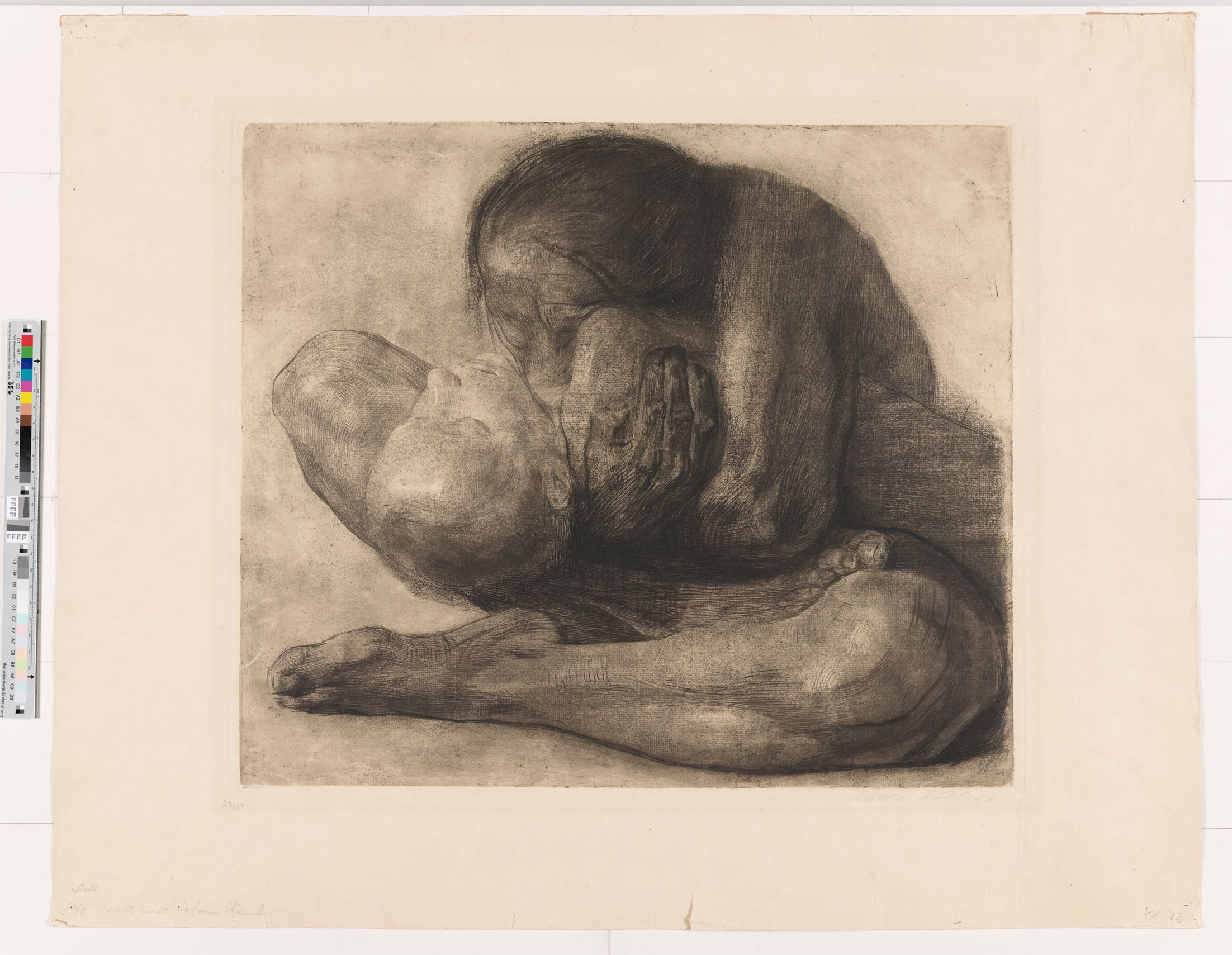 Eine nackte Frau im Schneidersitz hält innig ein Kind in den Armen, dessen Kopf nach hinten gefallen ist.