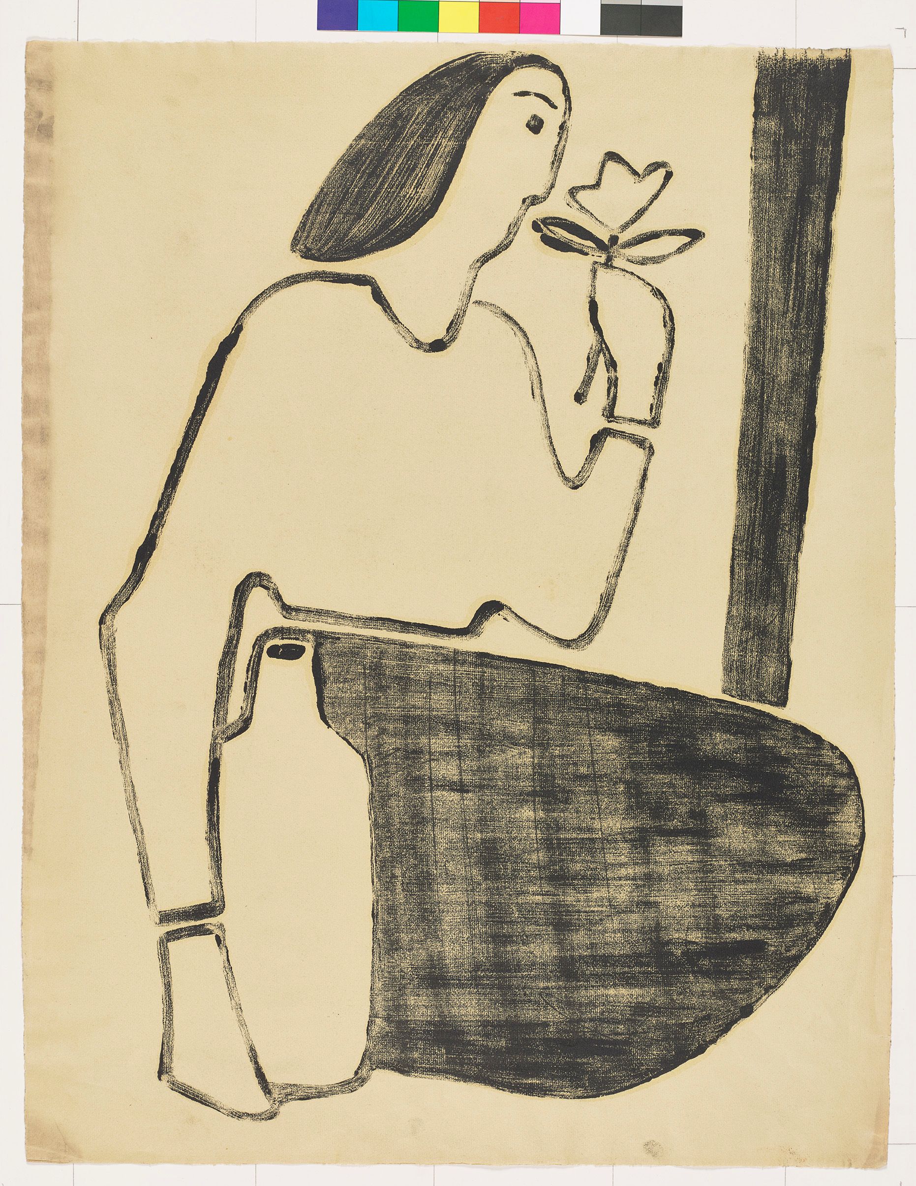 In schwarz-weiß eine Frau mit schulterlangen Haaren und einer einzelnen Blume in der linken Hand. 