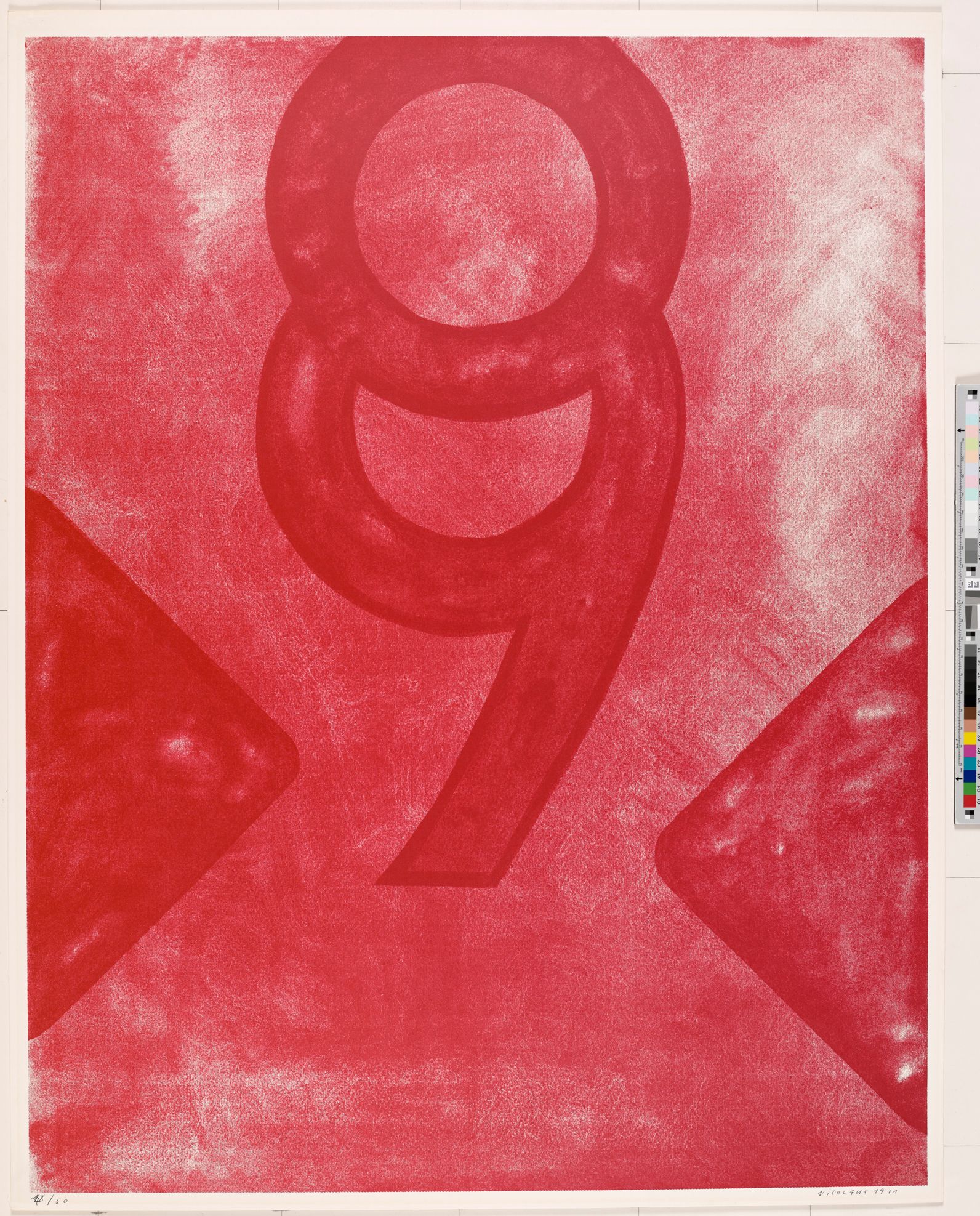 Auf einem rötlichen Hintergrund steht die Zahl Neun in rot und ist oben durch einen Kreis erweitert. Am rechten und linken Bildrand ragen zwei rote Dreiecke ins Bild.