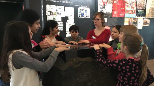 Kinder stellen ein Kunstwerk nach