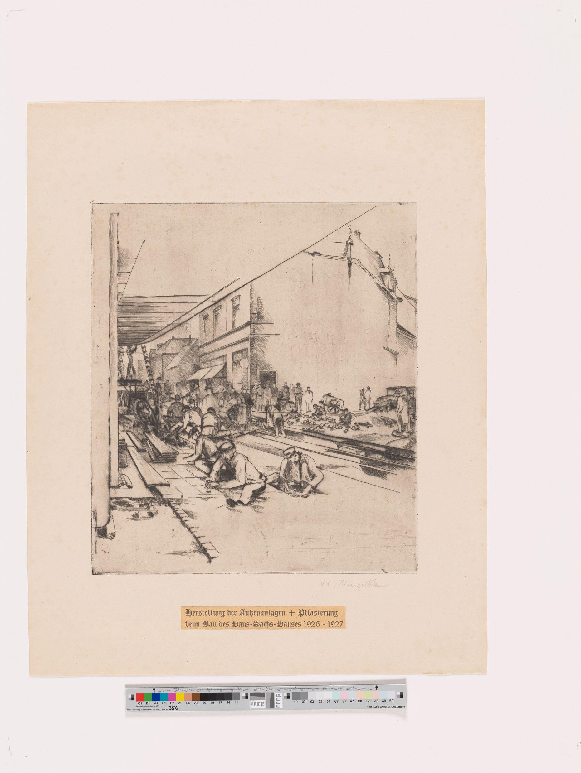 Arbeiter legen beim Bau des Hans-Sachs-Hauses Gehwegsplatten in der Munckelstraße mit Blick auf die Ebertstraße, arbeiten an der abgerundeten Überdachung und der Straßenführung und werden dabei von einigen Menschen vor den Häusern auf der anderen Straßenseite beobachtet. Das Blatt ist unterschrieben mit: "Herstellung der Außenanlagen + Pflasterungen beim Bau des Hans-Sachs-Hauses 1926-1927"