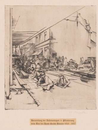 Arbeiter legen beim Bau des Hans-Sachs-Hauses Gehwegsplatten in der Munckelstraße mit Blick auf die Ebertstraße, arbeiten an der abgerundeten Überdachung und der Straßenführung und werden dabei von einigen Menschen vor den Häusern auf der anderen Straßenseite beobachtet. Das Blatt ist unterschrieben mit: "Herstellung der Außenanlagen + Pflasterungen beim Bau des Hans-Sachs-Hauses 1926-1927"