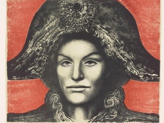 Portrait von Harlekin mit einem pompösen Hut und einem Mantel mit auffälligem Kragen. Auf rotem Untergrund.