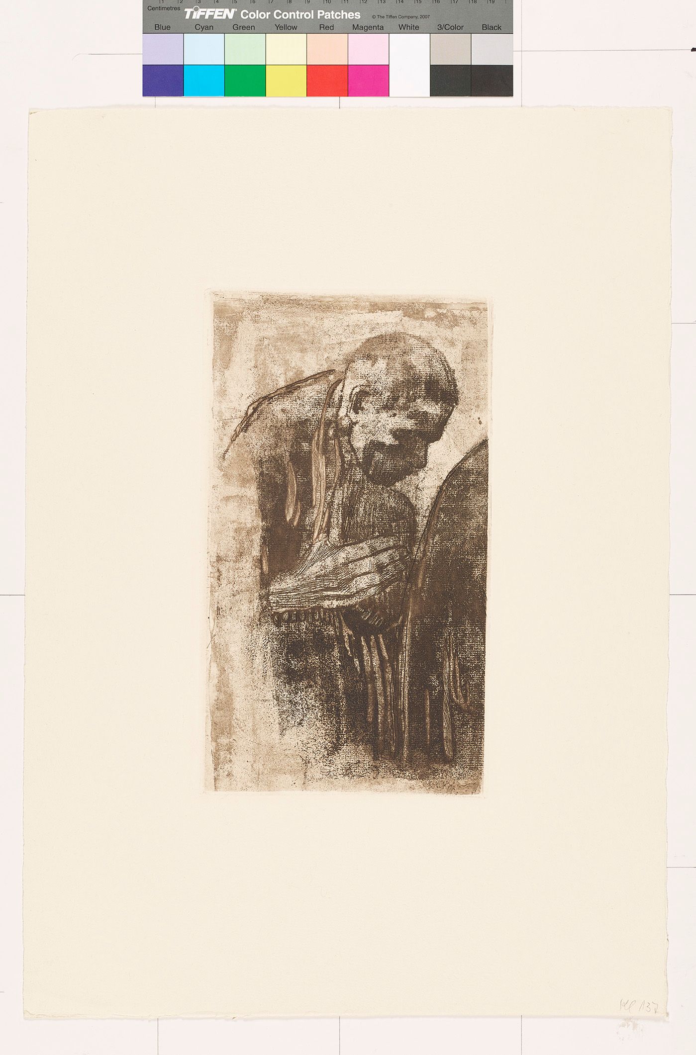 Ein Arbeiter hält seine Mütze vor sich und beugt sich nach rechts.