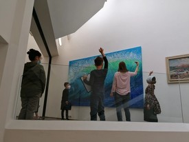 Kinder vor einem großen Kunstwerk