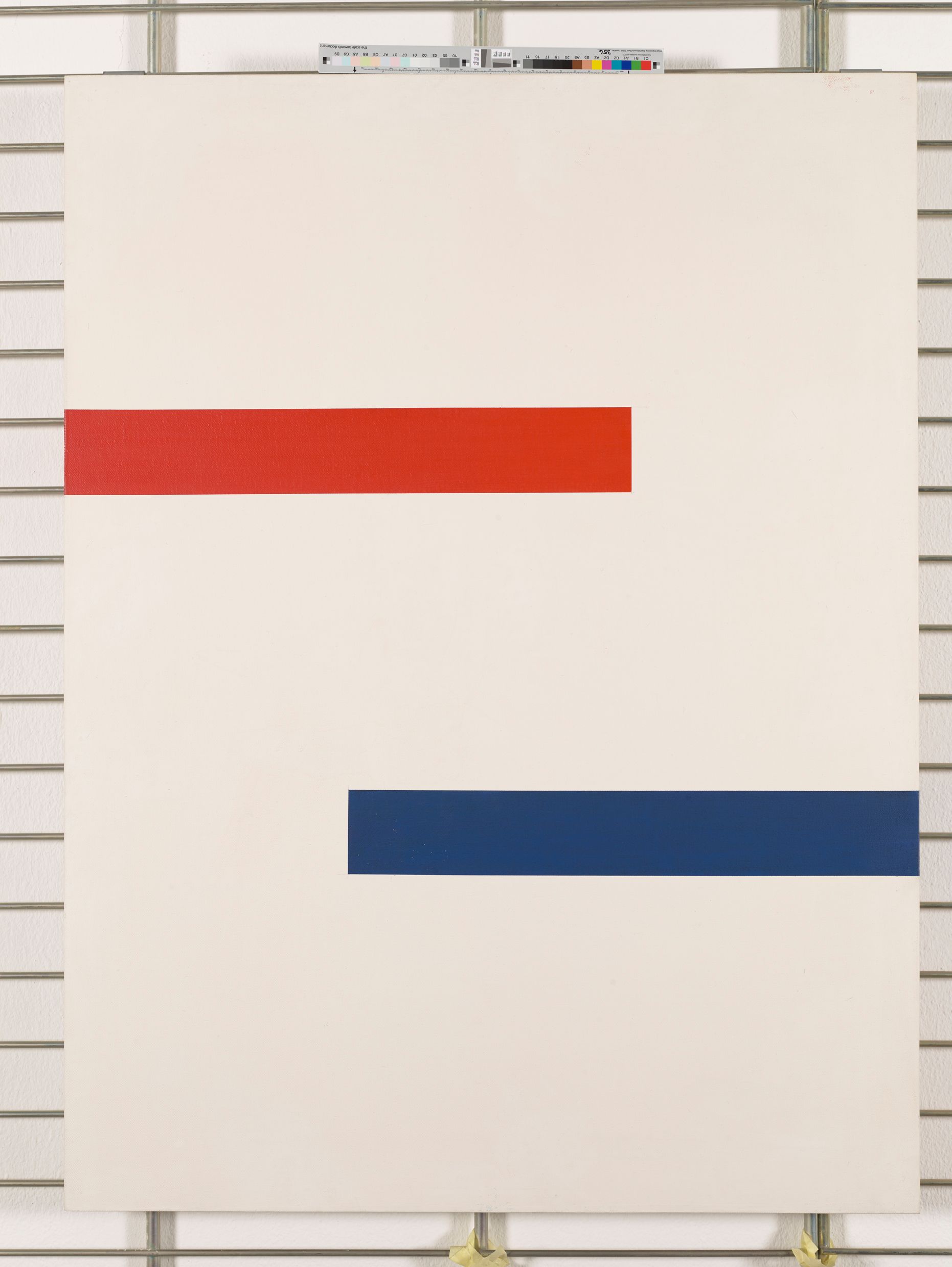 Zwei Balken. Ein roter Balken, der von links ins Bild verläuft und ein blauer Balken, der von rechts ins Bild verläuft.