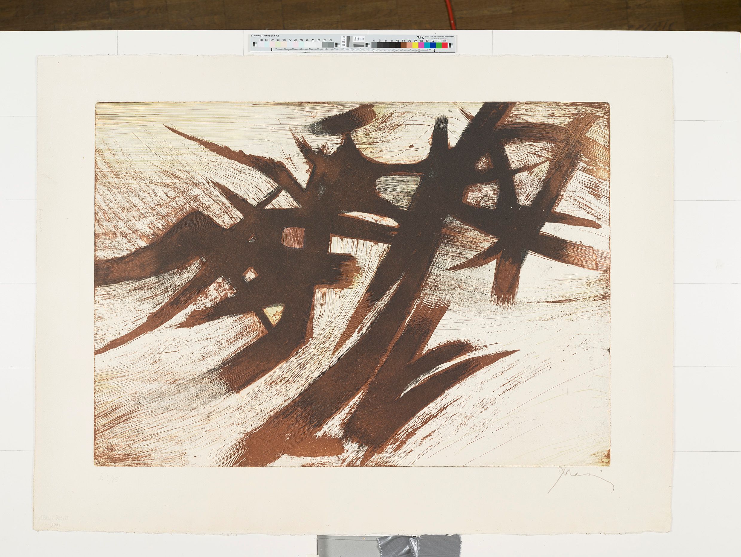 Eine abstrakte Komposition aus geschwungenen schwarzen Linien, die ineinander übergehen.