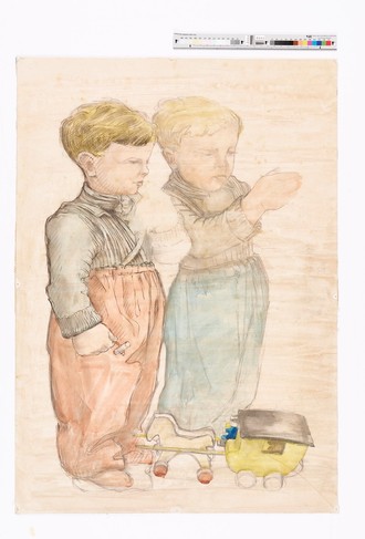 Zwei kleine stehende Kinder mit dunkelblonden Haaren. Beide Kinder tragen ein dunkelgraues Oberteil, das linke mit einer roten und das rechte Kind mit einer blauen Hose. Zu den Füßen der Kinder steht eine Spielzeugkutsche samt eingespannten Spielzeugpferd.
