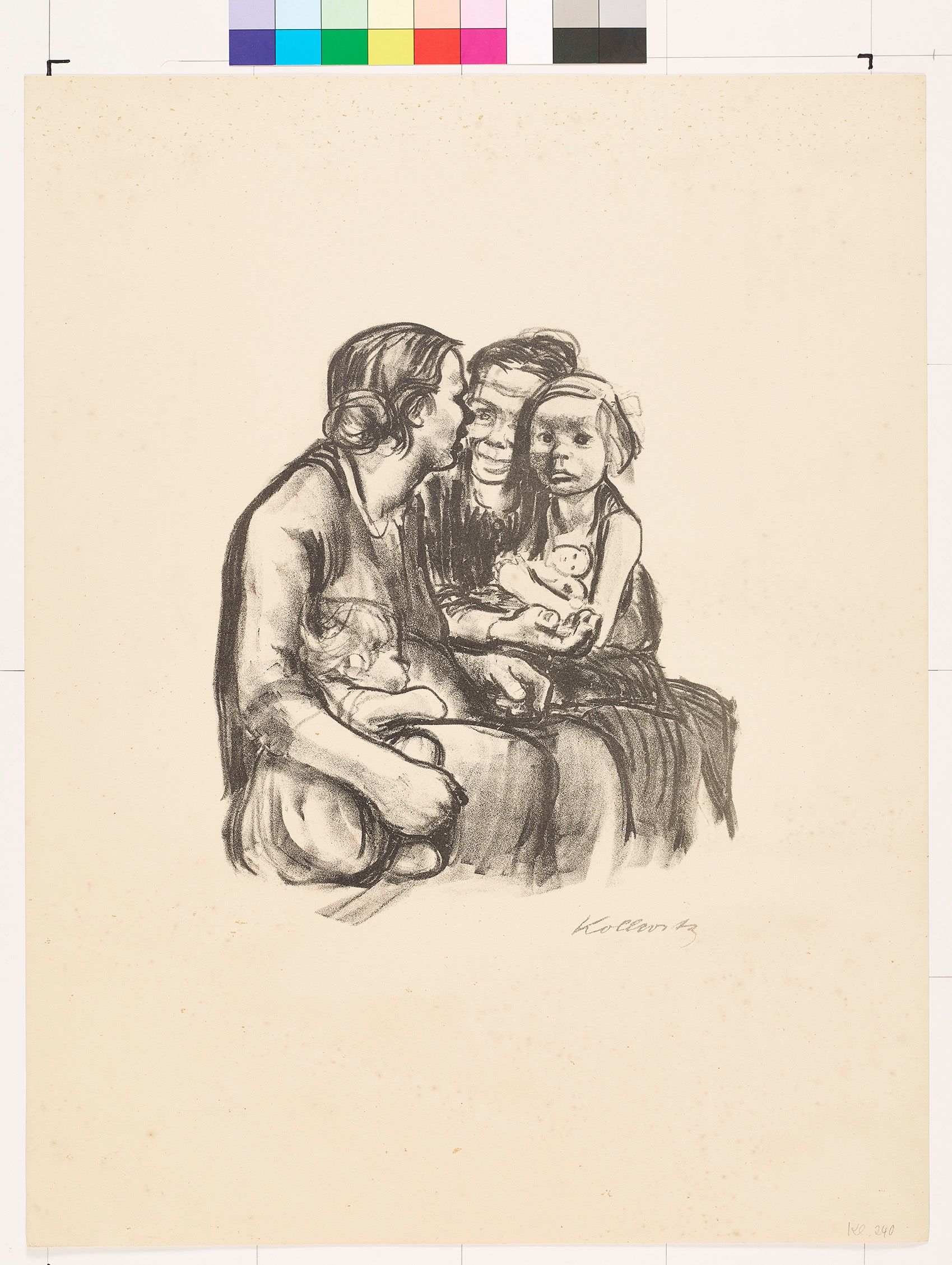 Zwei Frauen in Kleidern sitzen im vertrauten Gespräch nahe beieinander. Auf dem Schoß der rechten Frau sitzt ein Mädchen mit einer Puppe im Arm und blickt auf die Betrachter. Die linke Frau hält den Arm um ein Kind, das sich an sie schmiegt.