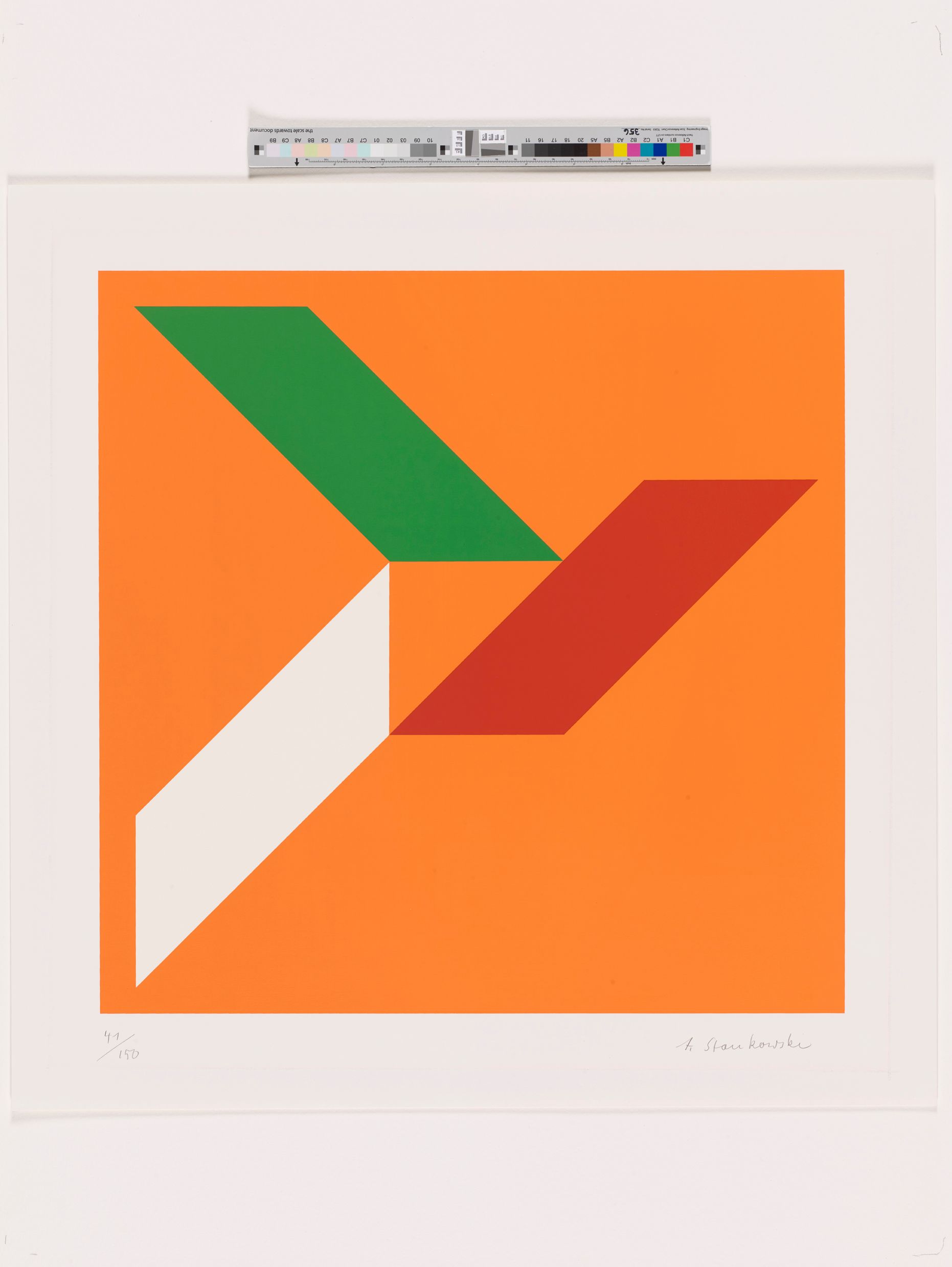 Abstraktes Bildmotiv. Orangener Hintergrund. Drei Parallelogramme, die aus drei Richtungen zueinander hin verlaufen. Sie bilden in ihrer Mitte ein Dreieck. Die Parallelogramme sind grün, weiß und rot.