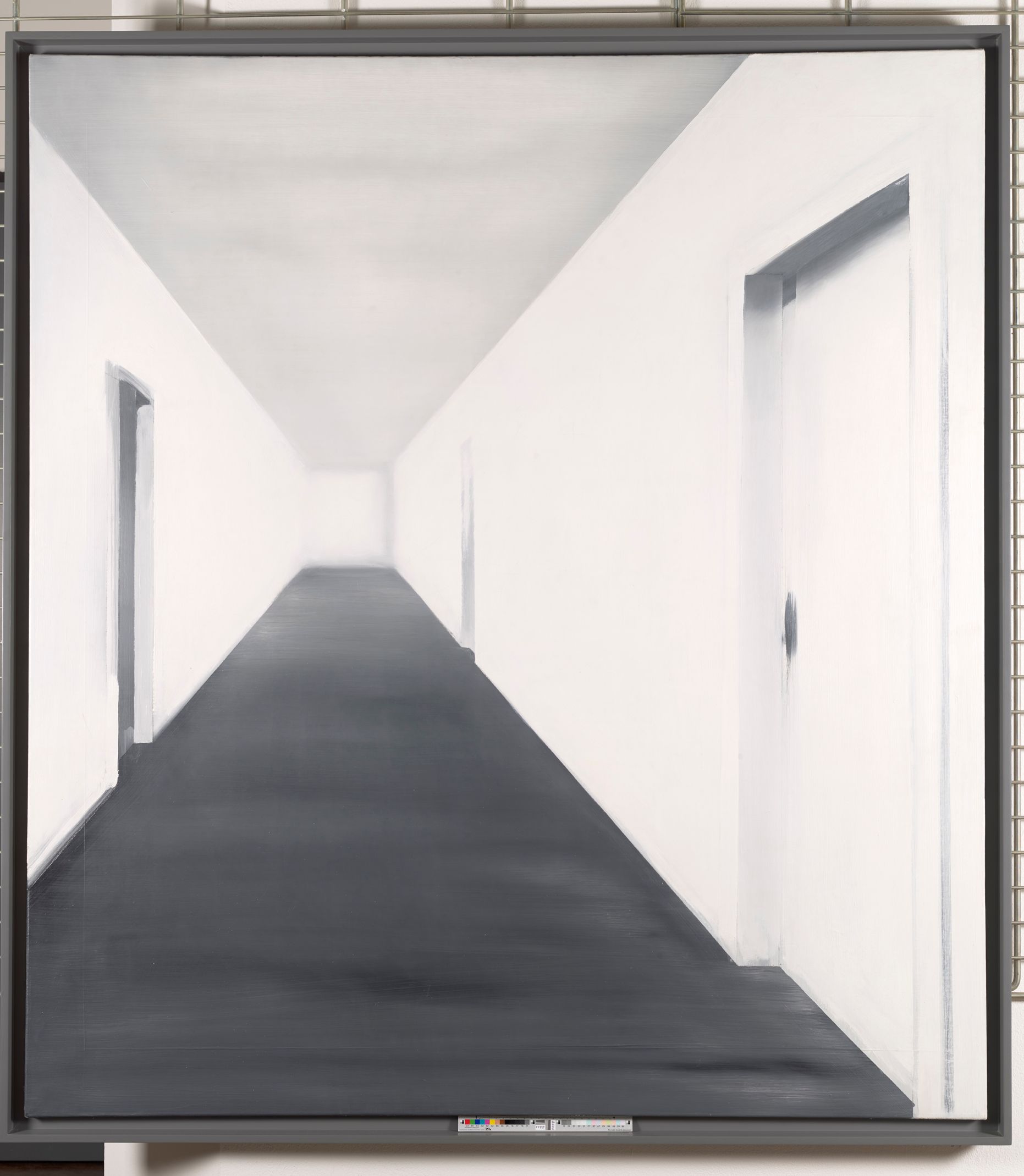 Gemälde. Weißer Korridor mit schwarzem Fußboden und grauer Decke.