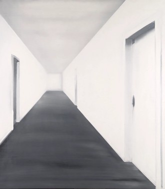 Gemälde. Weißer Korridor mit schwarzem Fußboden und grauer Decke.