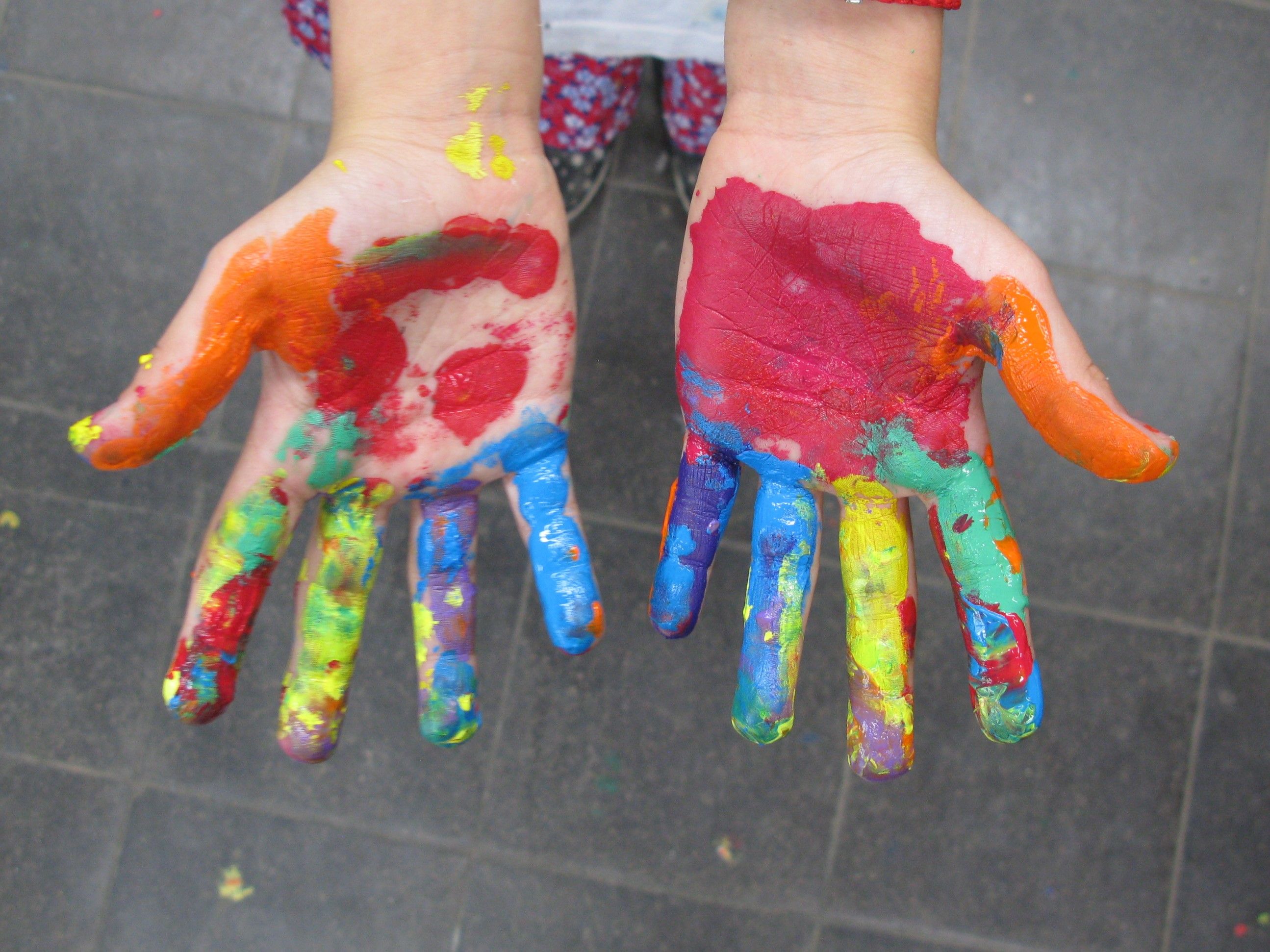 Bunte angemalte Kinderhände