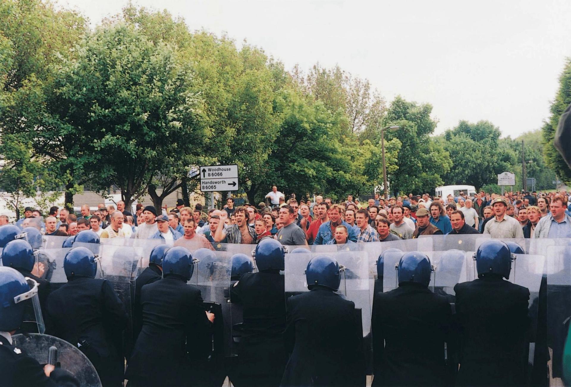 Jeremy Deller, The Battle of Orgreave, 2001, Filmstill Artangel und Channel 4 Foto: Parisa Taghizadeh