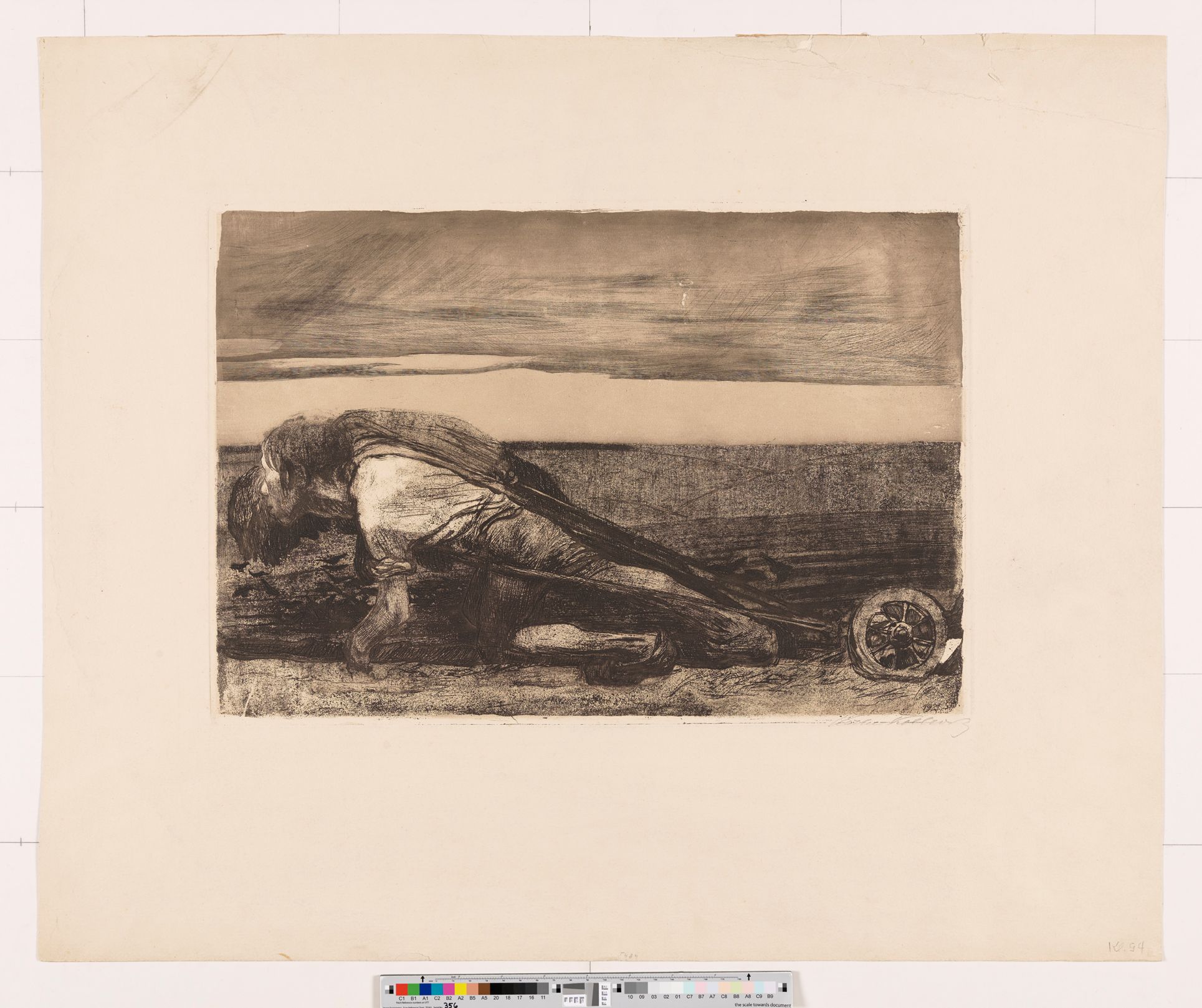 Auf einem Feld ziehen zwei Männer einen Pflug an einem Seil das um ihre Schultern geschlungen ist hinter sich her. Sie hängen durch den Widerstand des Pfluges so sehr in den Seilen, dass sie fast waagerecht über dem Boden hängen und ihre Füße mit aller Kraft gegen die Erde stemmen müssen, um vorwärts zu kommen.