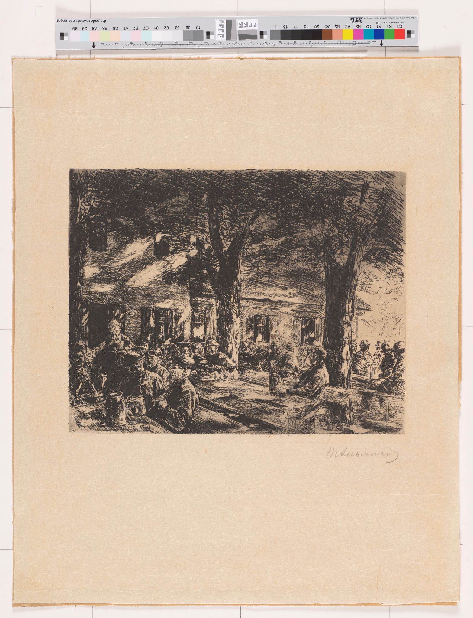 Radierung einer Szene im Biergarten. Mehrer Personen sitzen an Holztischen unter Bäumen und trinken Bier. 