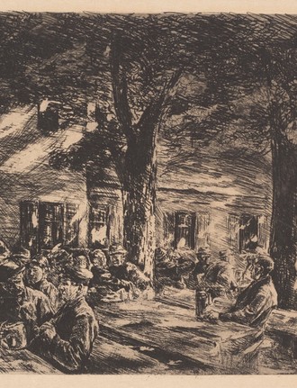 Radierung einer Szene im Biergarten. Mehrer Personen sitzen an Holztischen unter Bäumen und trinken Bier. 