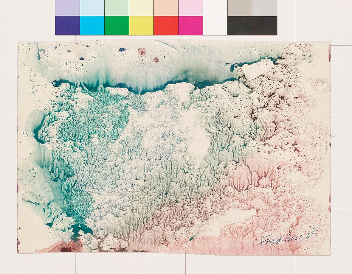 Wässrig blaue und rosa Farbe bildet mit ihren Verläufen Strukturen die an Äste erinnern.