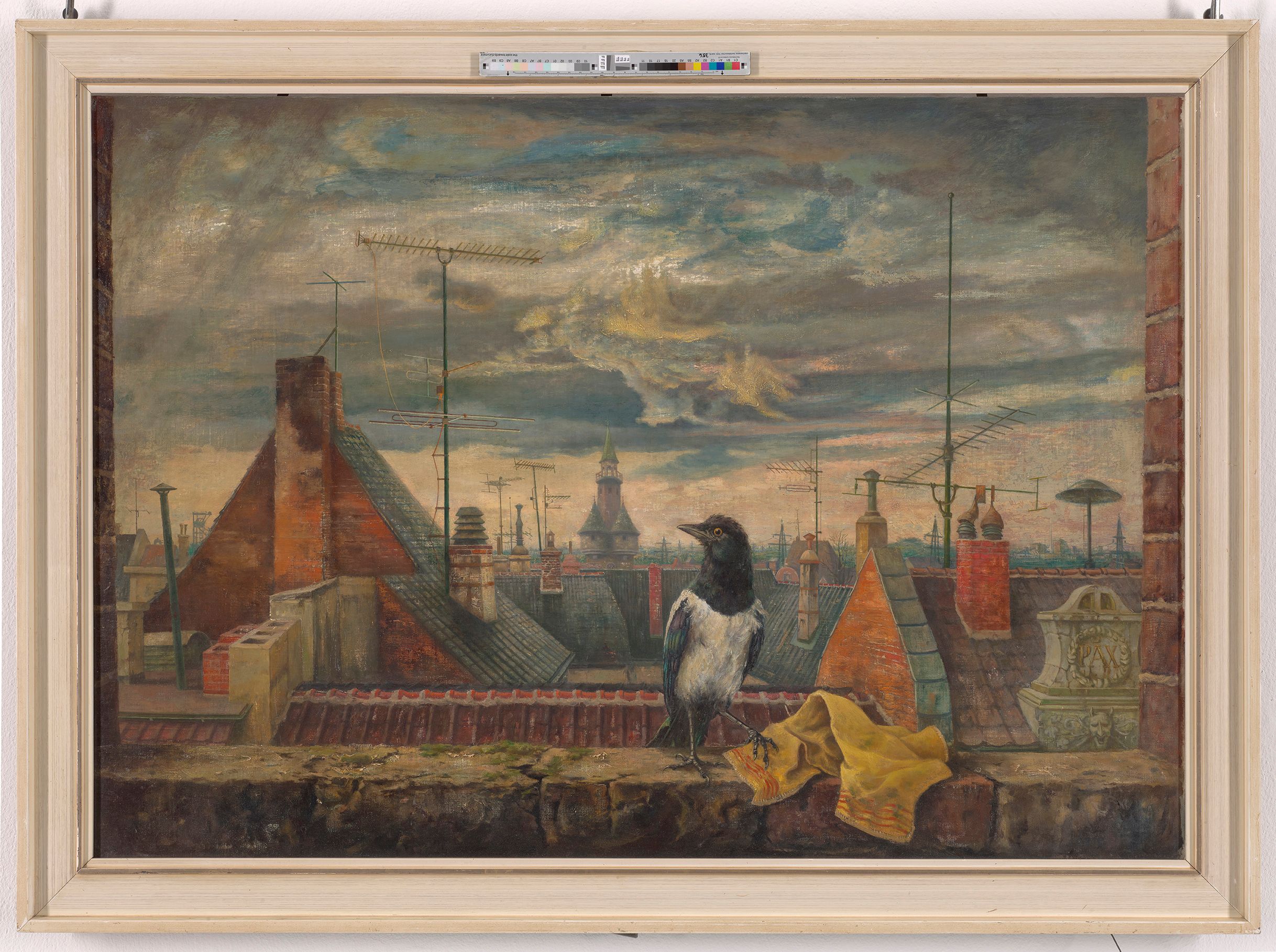 Gemälde. Im Fokus steht eine Elster, die auf einer Art Mauer sitzt und ein Tuch unter ihren Krallen hat. Die Elster hat ihren Kopf nach links gedreht. Im Hintergrund sind viele Häuserdächer und ein Himmel mit vielen Wolken zu erkennen. 