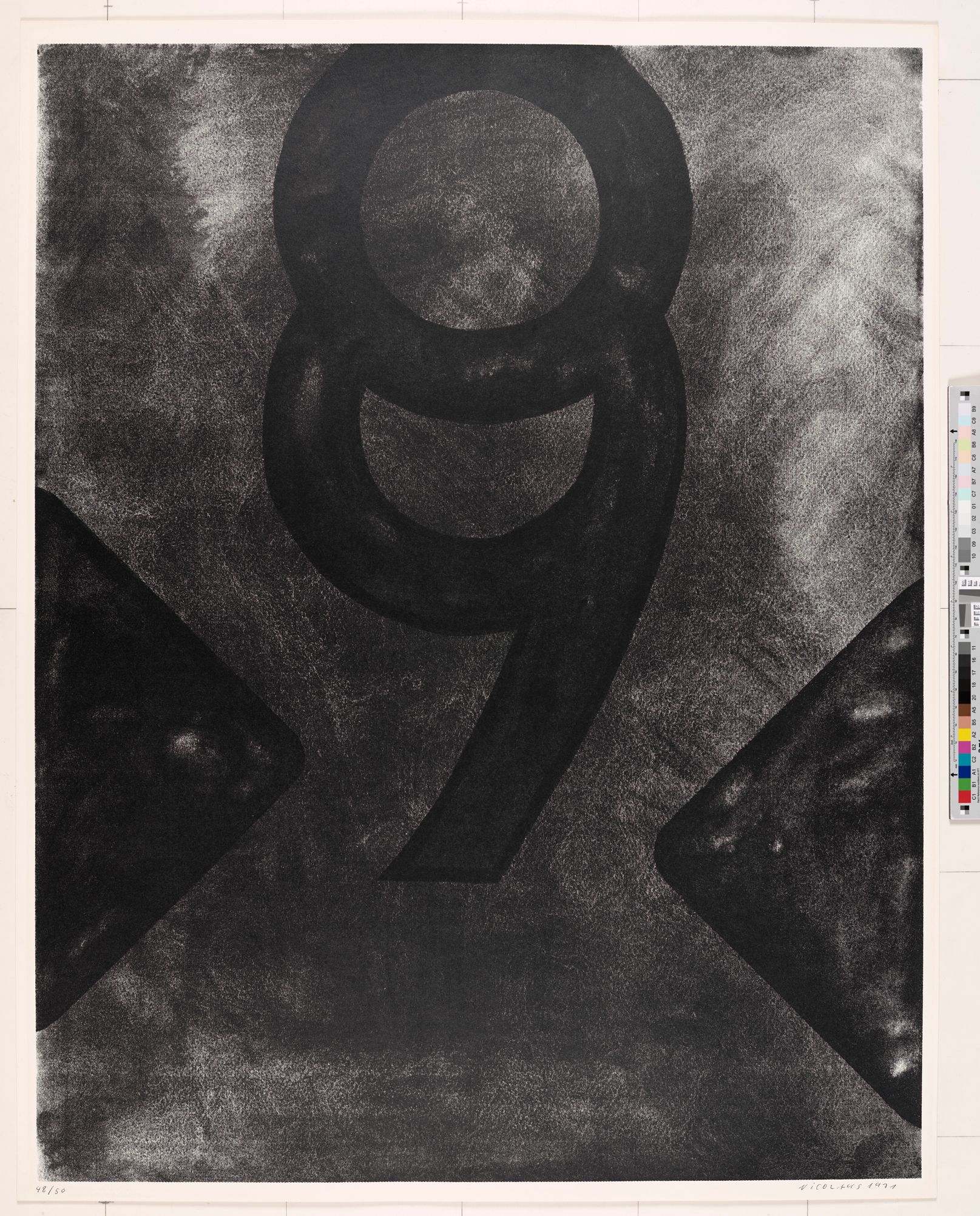 Auf einem schwärzlichen Hintergrund steht die Zahl Neun in schwarz und ist oben durch einen Kreis erweitert. Am rechten und linken Bildrand ragen zwei schwarze Dreiecke ins Bild.