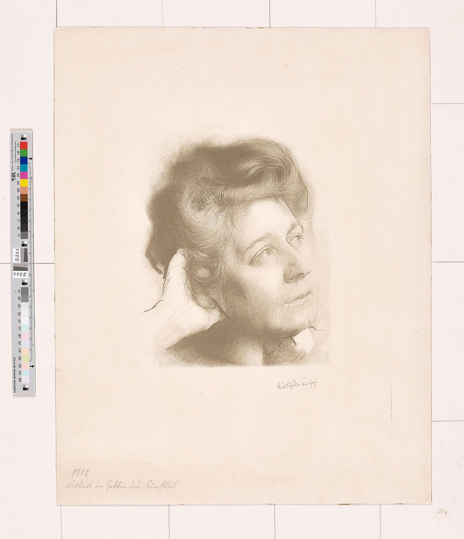 Zeichnung. Portrait einer Frau. Zu sehen ist ausschließlich der Kopf einer Frau. Die abgebildete Frau schaut verträumt nach oben. Das Portrait füllt nicht das gesamte Format aus. 