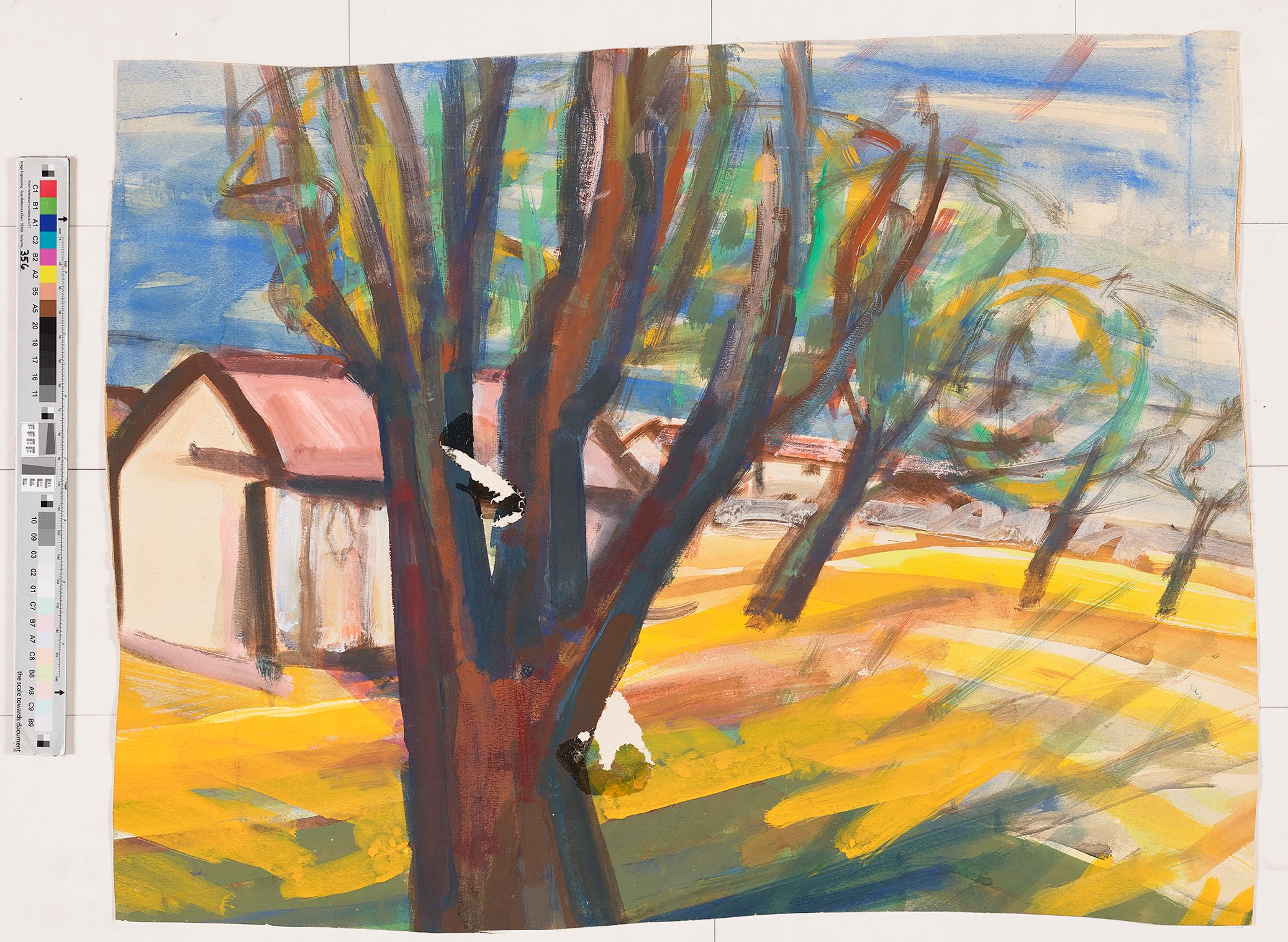 Blick auf eine Reihe von vier in die Tiefe gestaffelten Bäumen und Häuser links hinter ihnen. Die Pinselstriche und Farbgebung des Feldes im Vordergrund in expressionistischem Gestus.