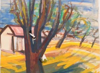 Blick auf eine Reihe von vier in die Tiefe gestaffelten Bäumen und Häuser links hinter ihnen. Die Pinselstriche und Farbgebung des Feldes im Vordergrund in expressionistischem Gestus.